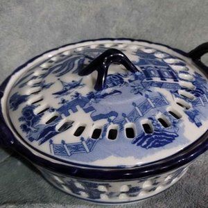 Blue willow dish with lid